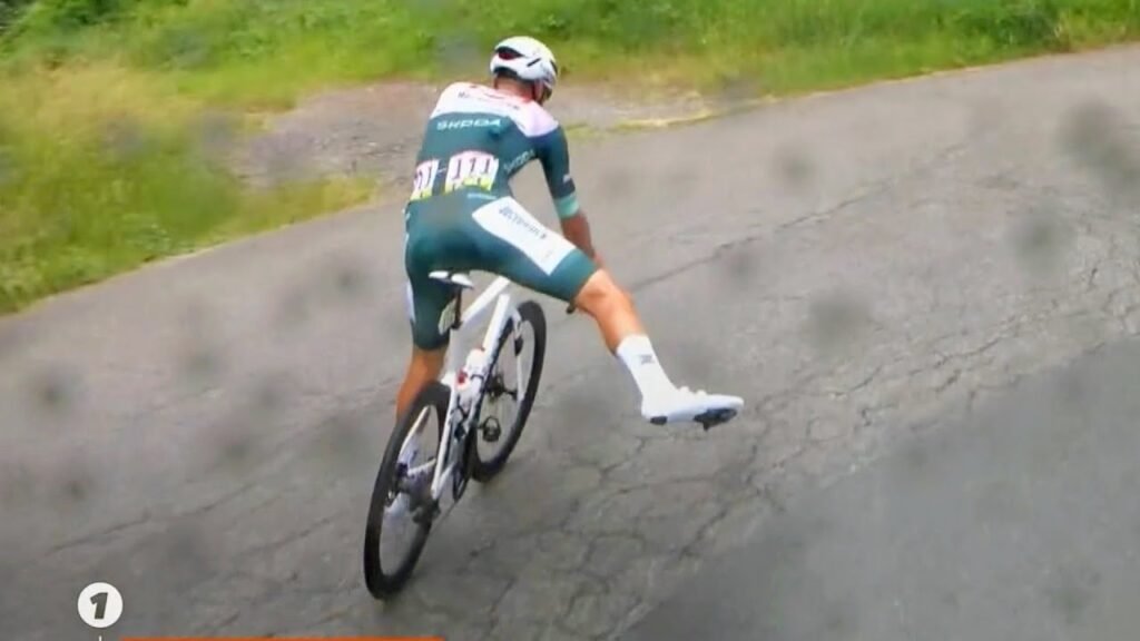 Mathieu van der Poel SCARY Save on Treacherous Descent