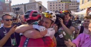 Geraint Thomas ayuda a Mark Cavendish a ganar la ultima etapa del Giro 2023 Ciclo News