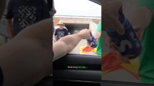 REGALANDO BIDONES en LA VUELTA