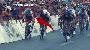 ESPECTADOR GOLPEA EN LA CARA A FABIO JAKOBSEN EN EL
