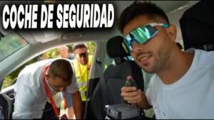ME CUELO en el COCHE de SEGURIDAD de LA VUELTA