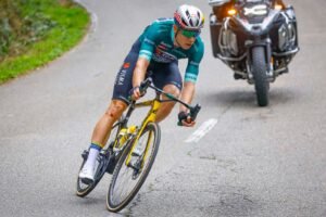 1739660860 Mas de 230 kilometros diarios asi se entrena Van Aert