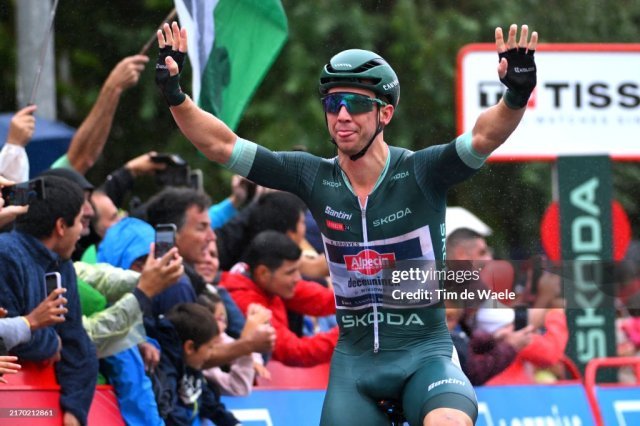 Es el campeón de los sprints en la Vuelta y este año intentará el Tour 1 Kaden Groves celebrando su victoria