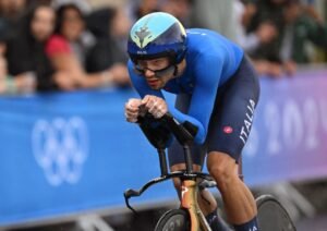 La UCI impide el uso de un casco al INEOS