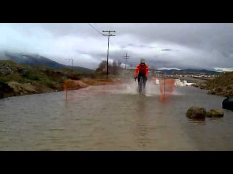 Alcaide se la juega cruzando el "Pantano del carril" en Soto del Real | Jesus Chiquitin 7 Alcaide se la juega cruzando el Pantano del carril en
