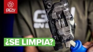 ¿Es necesario limpiar los pistones de freno