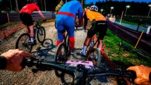 Mundial Short Track nocturno de disfraces sobrevivendo en Nove Mesto