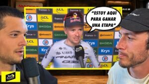Tom Pidcock pega un golpe sobre la mesa y asalta